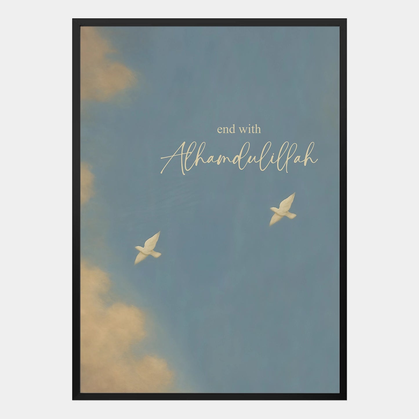 Alhamdulillah Poster mit Wolkenhimmel, zwei weissen Vögeln und kalligrafischem Schriftzug end with Alhamdulillah, spirituelles Wandbild