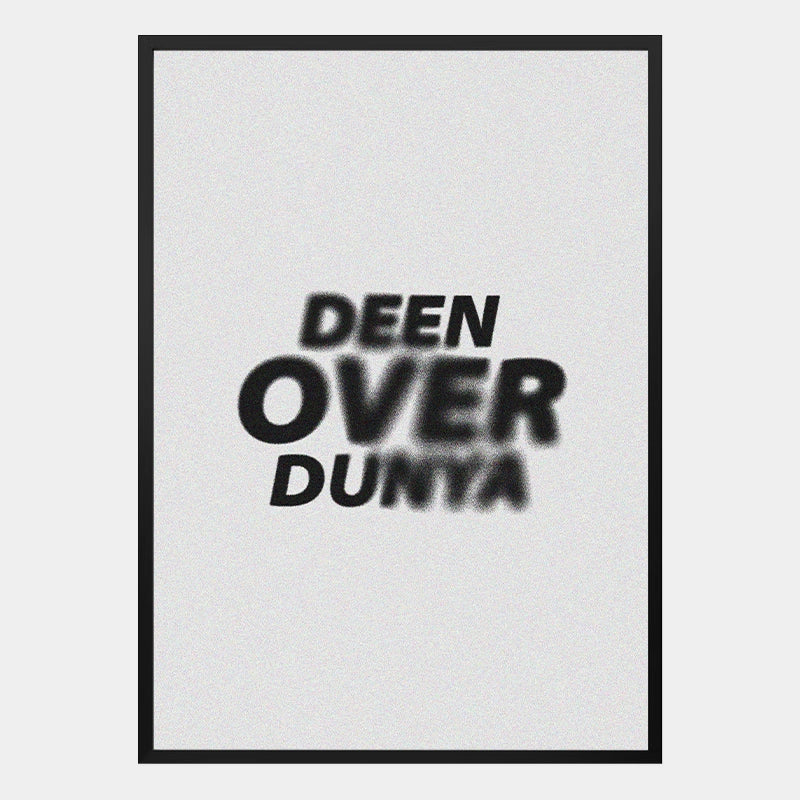 Islamisches Poster mit minimalistischem Design und dem Schriftzug „Deen over Dunya“ auf weißem Hintergrund