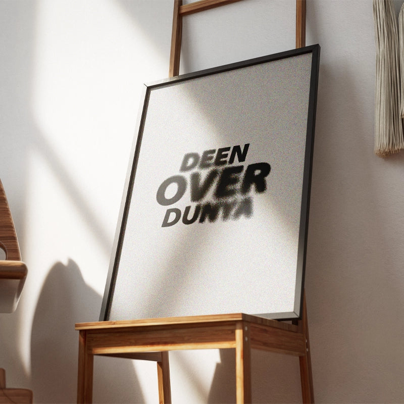 Islamisches Poster mit dem Schriftzug „Deen over Dunya“ im minimalistischen Designstil auf weißem Hintergrund