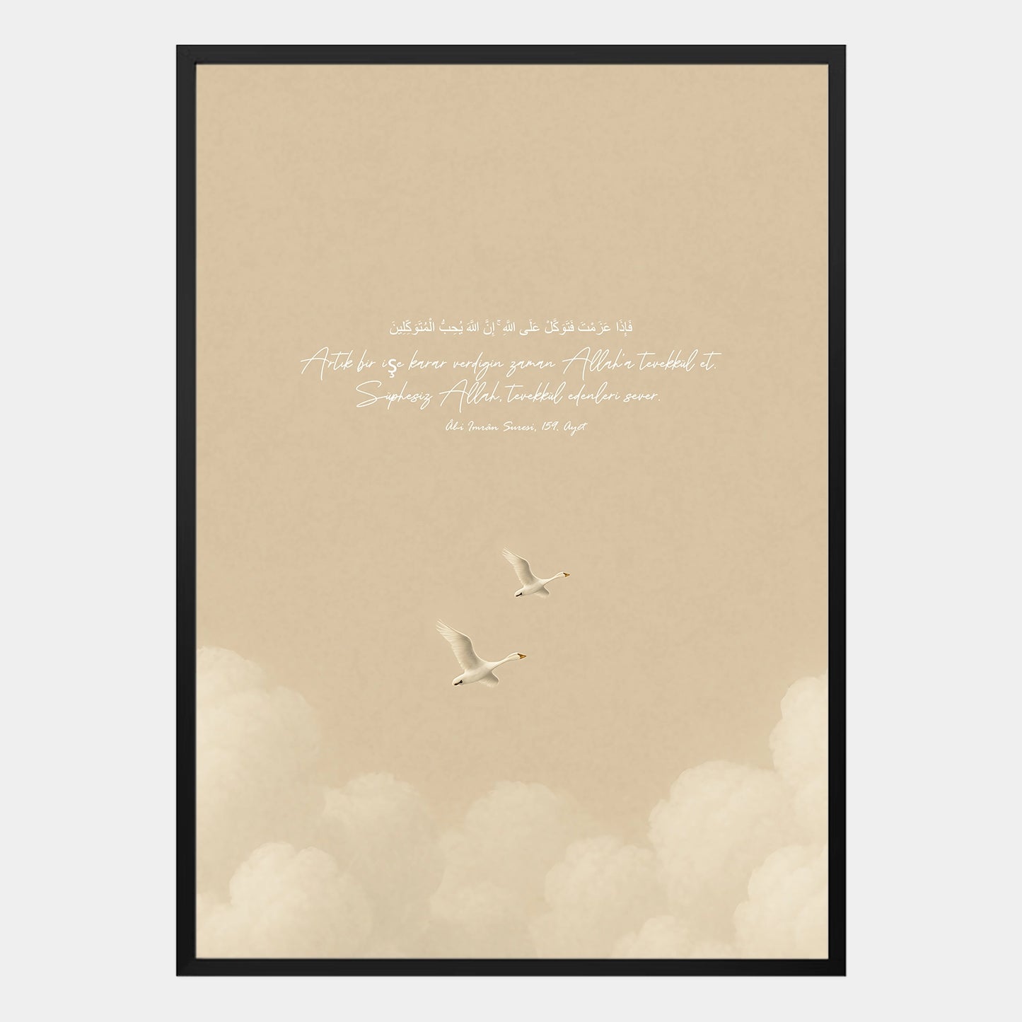 Islamisches Poster mit Koranvers in Arabisch und Türkisch, beiger Hintergrund mit Wolken und zwei fliegenden Schwänen, minimalistisches Wandbild im schwarzen Rahmen – spirituelle muslimische Wanddeko.
