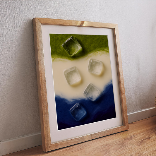 Poster mit abstrakter Food-Illustration aus Matcha, Milch und Blaubeere in grün-weiß-blauem Farbverlauf mit Eiswürfeln, eingerahmtes Wandbild im Holzrahmen – modernes Küchenposter.