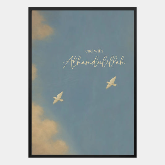 Alhamdulillah Poster mit Wolkenhimmel, zwei weissen Vögeln und kalligrafischem Schriftzug end with Alhamdulillah, spirituelles Wandbild