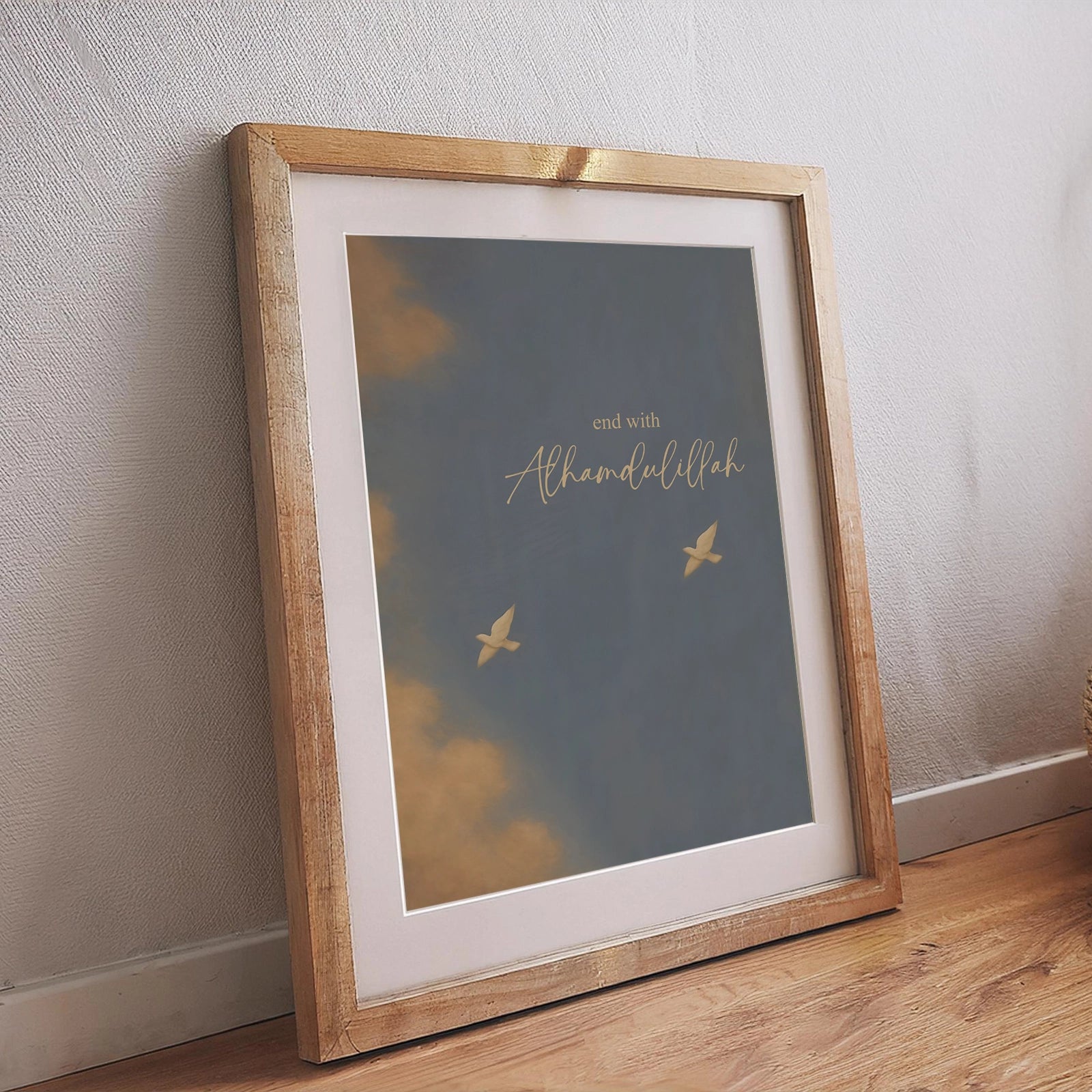 Modernes Alhamdulillah Wandposter mit blauem Himmel, sanften Wolken und fliegenden Tauben, islamische Dekoration mit Dankbarkeit-Botschaft
