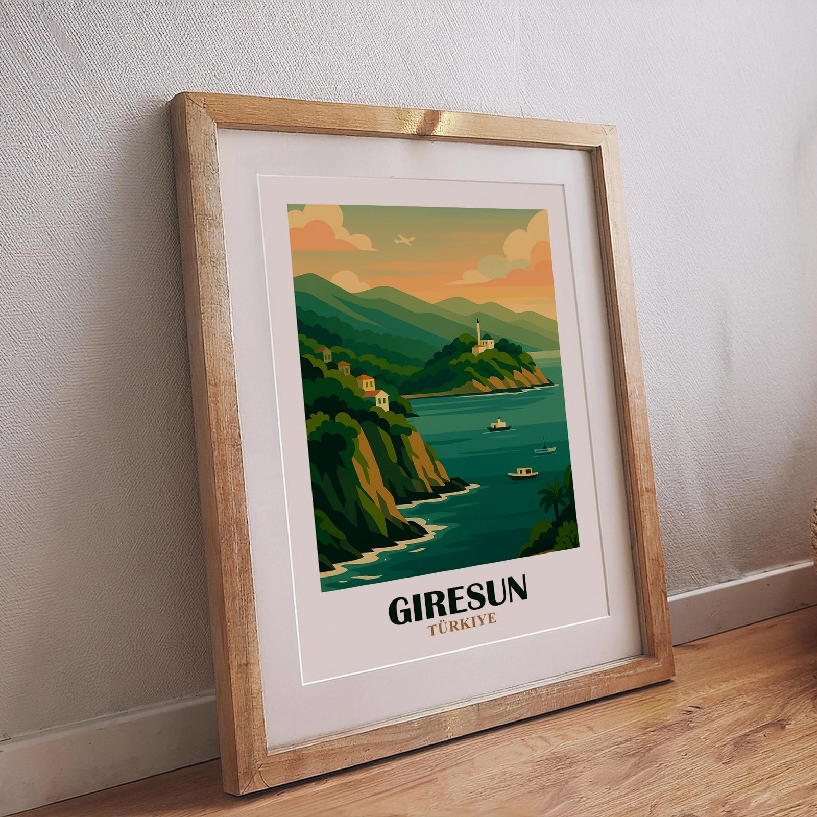 Modernes Giresun Wandposter Türkei mit idyllischer Meeresbucht, Fischkuttern, Hügeln und Minarett im Abendlicht, dekorativer Kunstdruck
