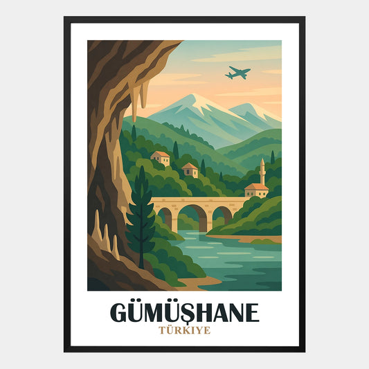 Gümüshane Poster mit Brücke über Fluss, traditionellen Häusern, Minarett und Bergen im Hintergrund, malerisches Landschaftsbild Türkei