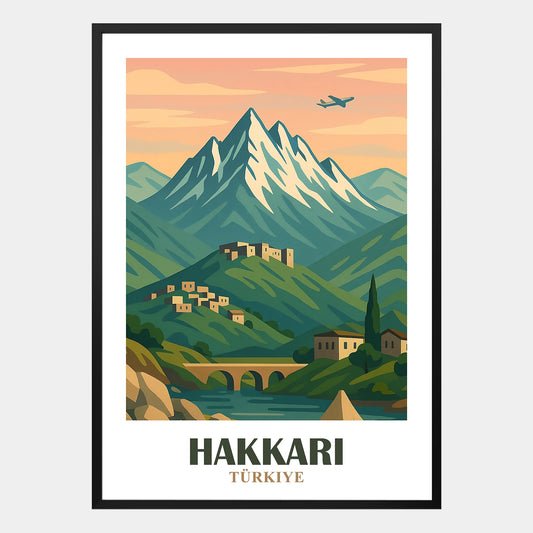Hakkari Poster mit schneebedecktem Berg, traditionellen Häusern am Hang und Steinbrücke über Fluss, dekoratives Landschaftsbild Türkei