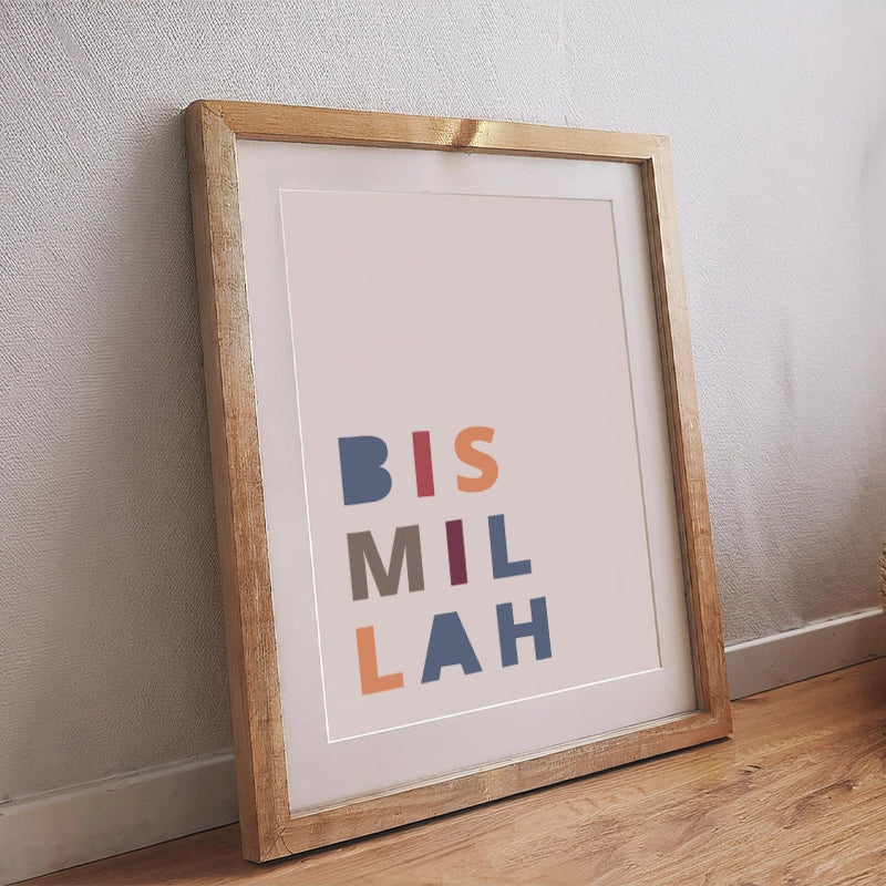Islamisches Poster mit „Bismillah“-Schriftzug in modernem, minimalistischem Design