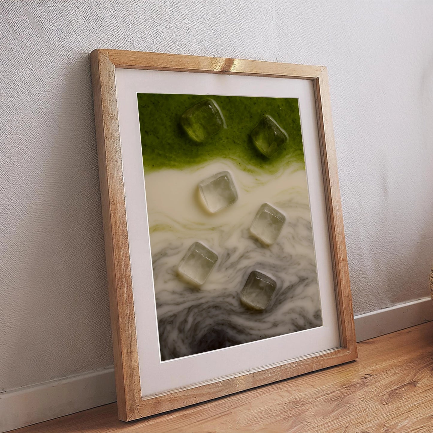 Poster mit abstrakter Food-Illustration aus Matcha, Milch und schwarzem Sesam in grün-weiß-grauem Farbverlauf mit Eiswürfeln, eingerahmtes Wandbild im Holzrahmen – modernes Küchenposter.