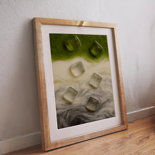 Poster mit abstrakter Food-Illustration aus Matcha, Milch und schwarzem Sesam in grün-weiß-grauem Farbverlauf mit Eiswürfeln, eingerahmtes Wandbild im Holzrahmen – modernes Küchenposter.