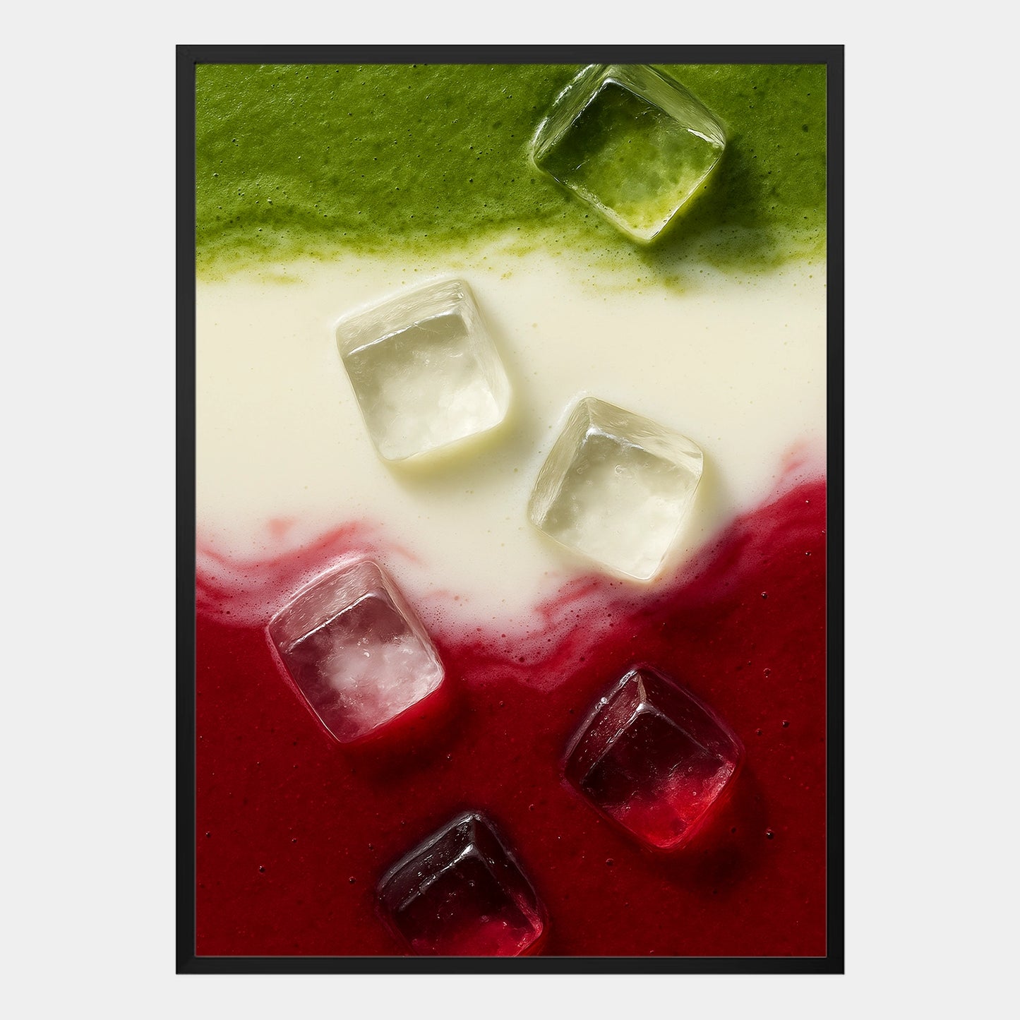 Modernes Cherry Matcha Poster mit Milch und Eiswürfeln in grün-weiß-rotem Farbverlauf, eingerahmtes Wandbild im Holzrahmen – abstraktes Food Poster für Küche und Esszimmer.