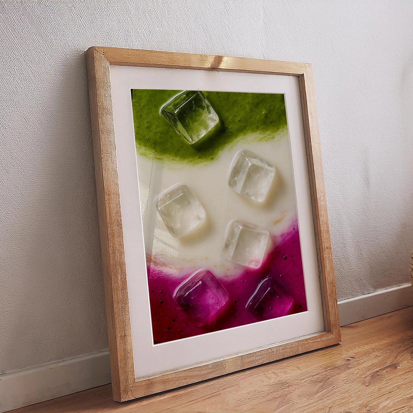 Modernes Dragonfruit Matcha Poster mit Milch und Eiswürfeln in grün-weiß-pinkem Farbverlauf, eingerahmtes Wandbild im Holzrahmen – abstraktes Food Poster für Küche und Esszimmer.