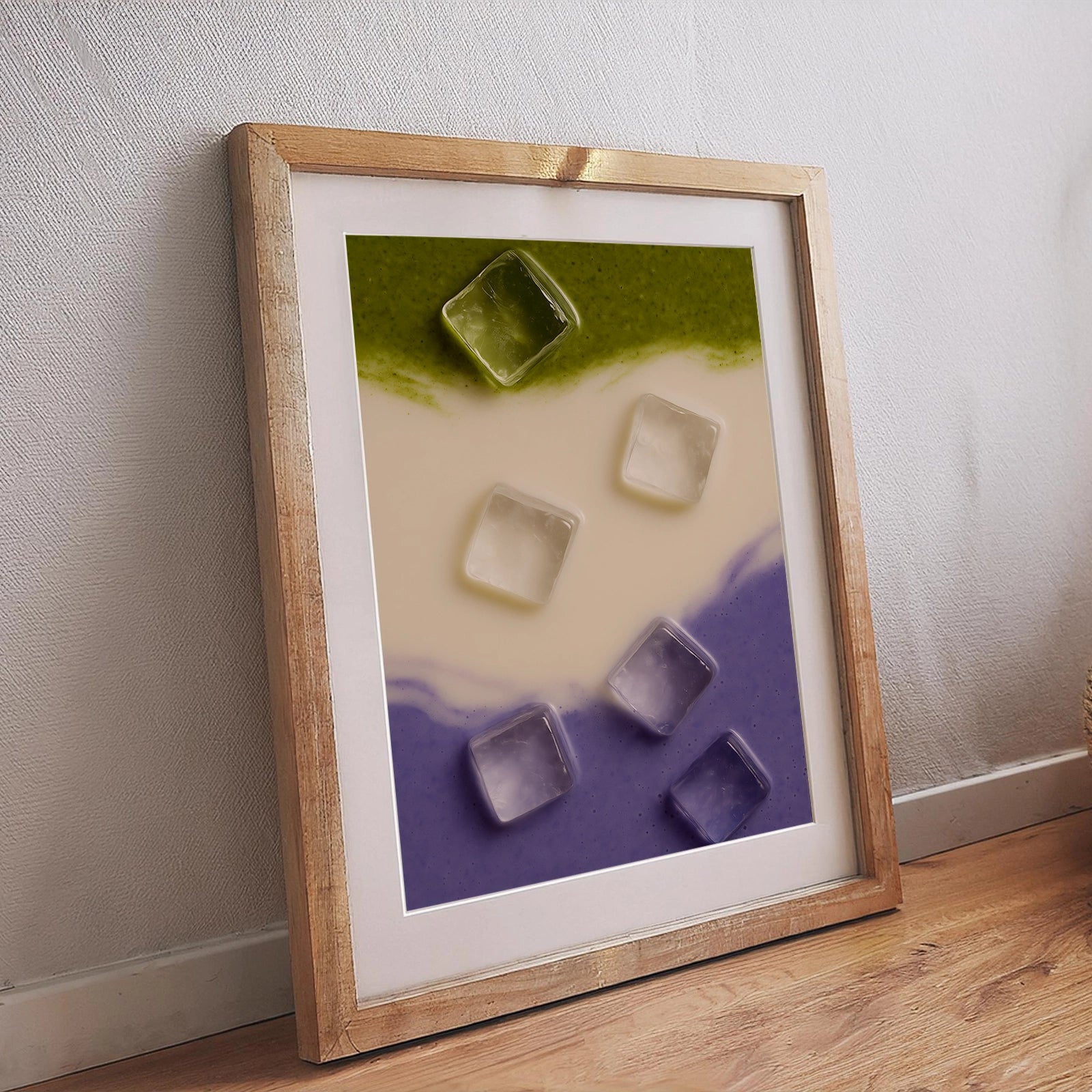 Poster mit abstrakter Food-Illustration aus Matcha, Milch und Lavendel in grün-weiß-lila Farbverlauf mit Eiswürfeln, eingerahmtes Wandbild im Holzrahmen – modernes Küchenposter.