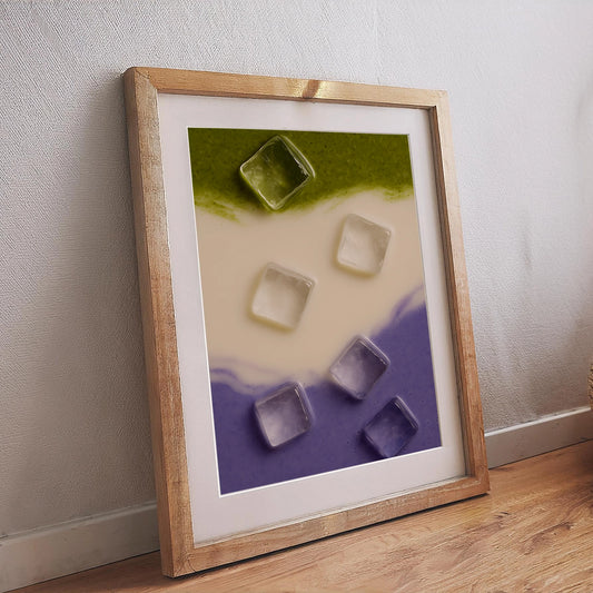 Poster mit abstrakter Food-Illustration aus Matcha, Milch und Lavendel in grün-weiß-lila Farbverlauf mit Eiswürfeln, eingerahmtes Wandbild im Holzrahmen – modernes Küchenposter.