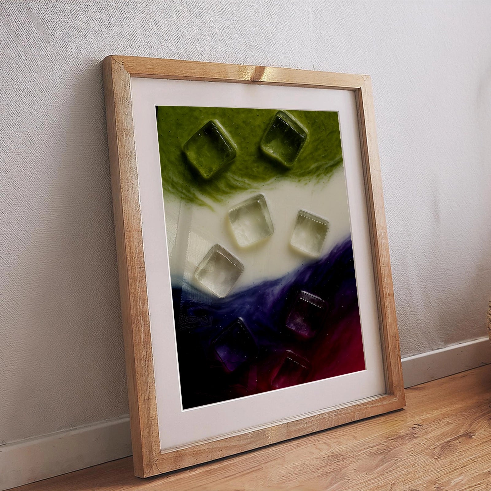 Modernes Galaxy Matcha Poster mit Milch und Eiswürfeln in grün-weiß-violettem Farbverlauf, eingerahmtes Wandbild im Holzrahmen – abstraktes Food Poster für Küche und Esszimmer.