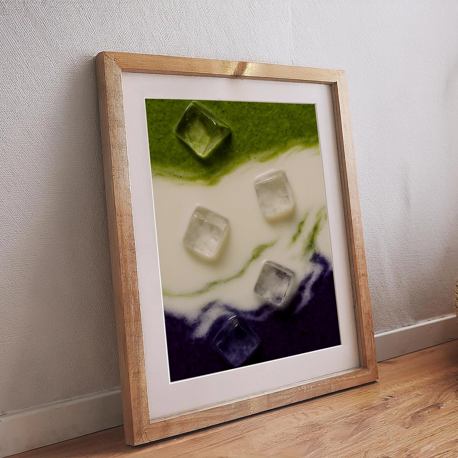 Modernes Grape Matcha Poster mit Milch und Eiswürfeln in grün-weiß-lila Farbverlauf, eingerahmtes Wandbild im Holzrahmen – abstraktes Food Poster für Küche und Esszimmer.