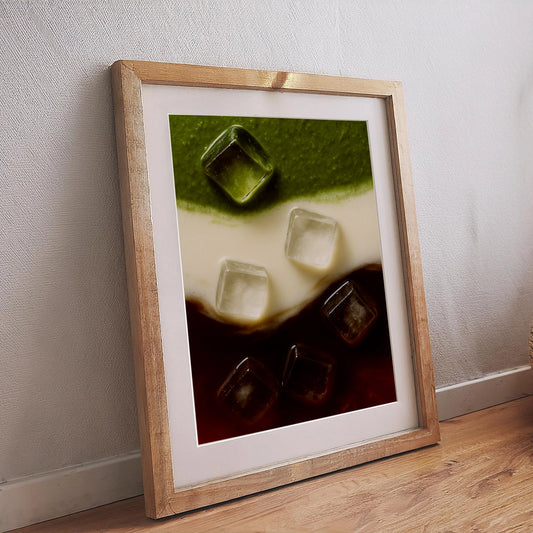 Poster mit abstrakter Food-Illustration aus Matcha, Milch und Eiskaffee in grün-weiß-braunem Farbverlauf mit Eiswürfeln, eingerahmtes Wandbild im Holzrahmen – modernes Küchenposter.