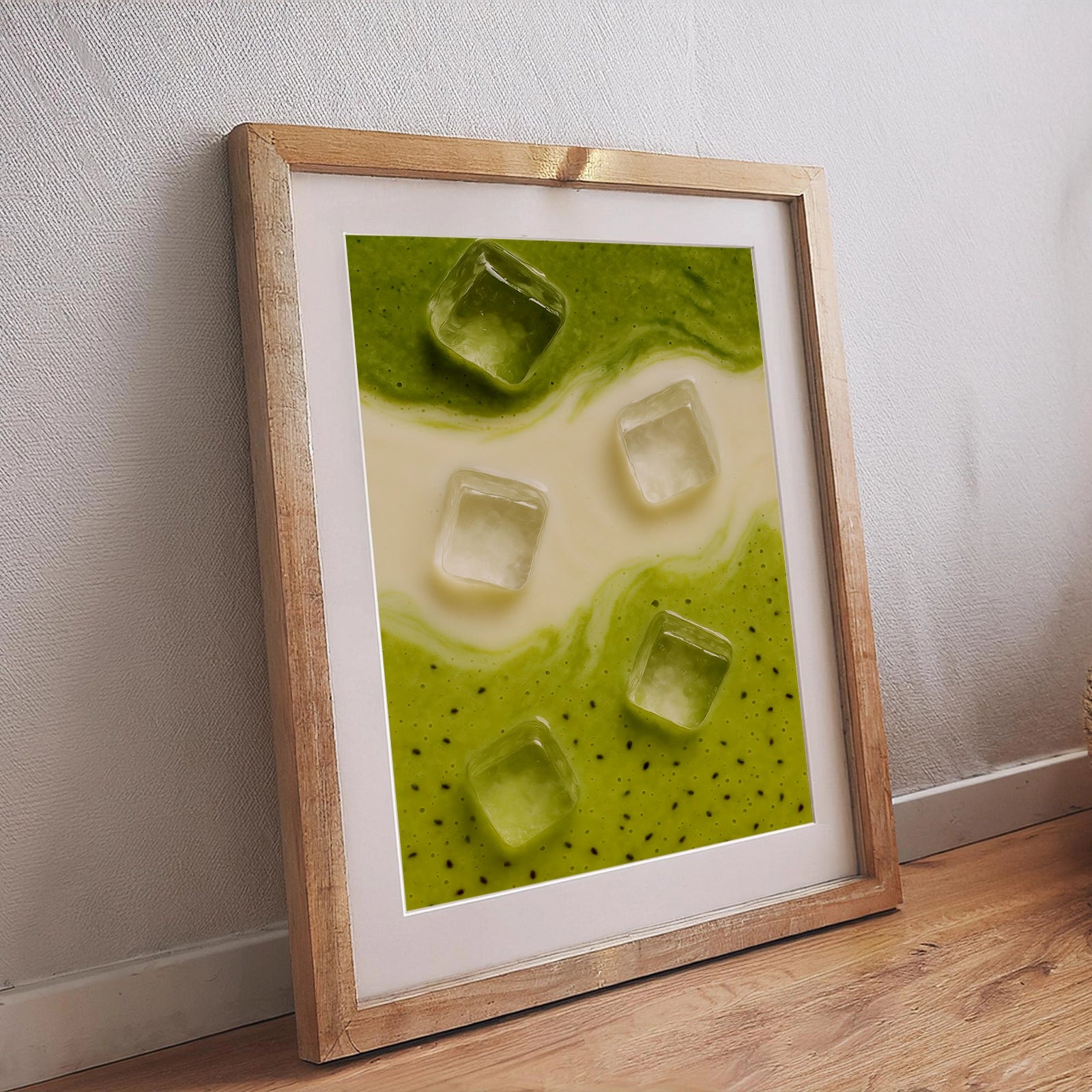 Poster mit abstrakter Food-Illustration aus Matcha, Milch und Kiwi in grün-weißem Farbverlauf mit Eiswürfeln, eingerahmtes Wandbild im Holzrahmen – modernes Küchenposter.