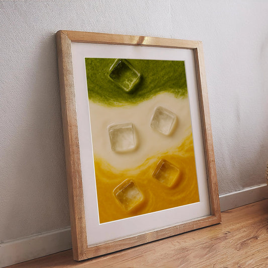 Modernes Food-Poster mit Matcha, Milch und Mango in grün-weiß-gelbem Farbverlauf, abstrakte Illustration mit Eiswürfeln – brauner Bildrahmen auf einem Holzboden.
