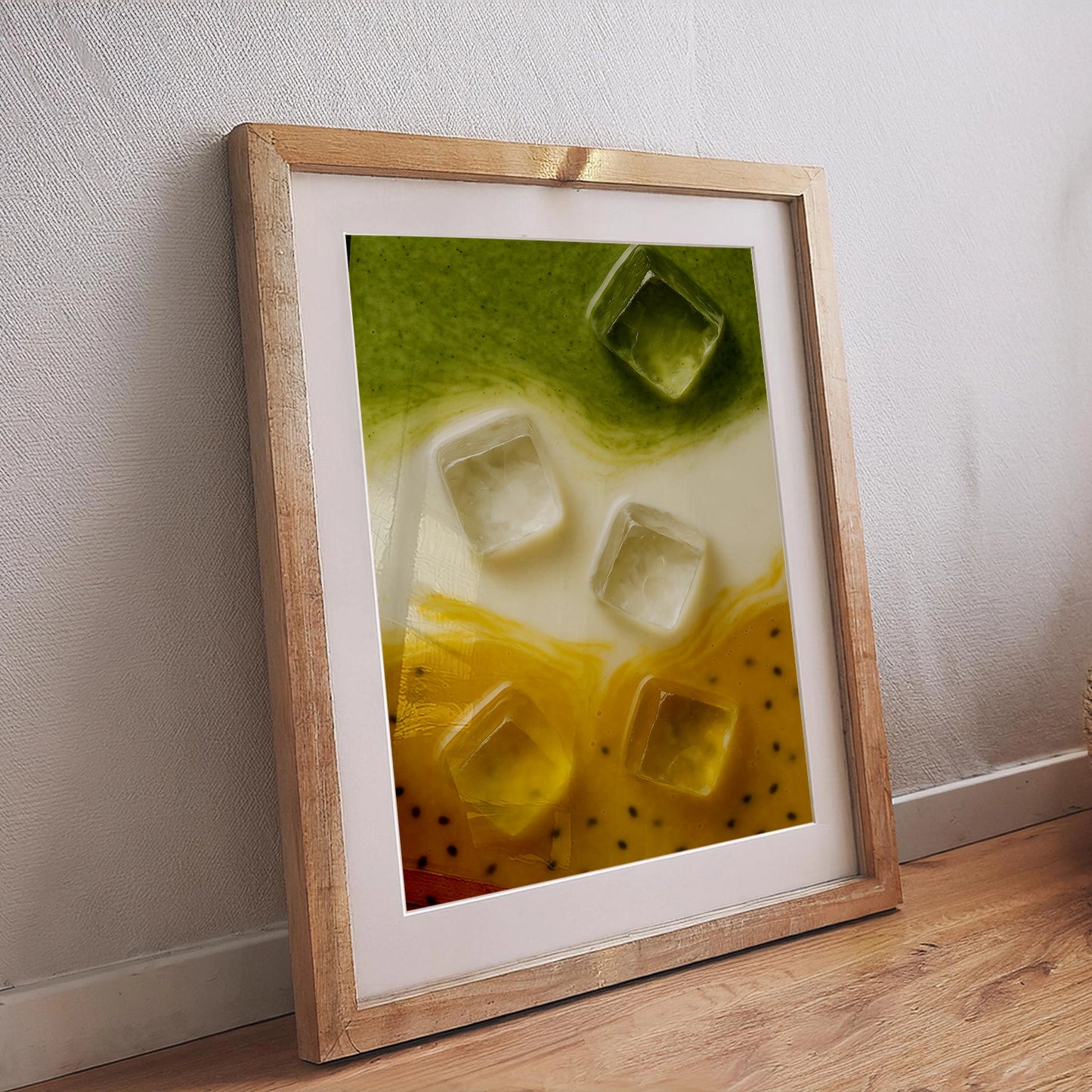 Modernes Maracuja Matcha Poster mit Milch und Eiswürfeln in grün-weiß-gelbem Farbverlauf, eingerahmtes Wandbild im Holzrahmen – abstraktes Food Poster für Küche und Esszimmer.