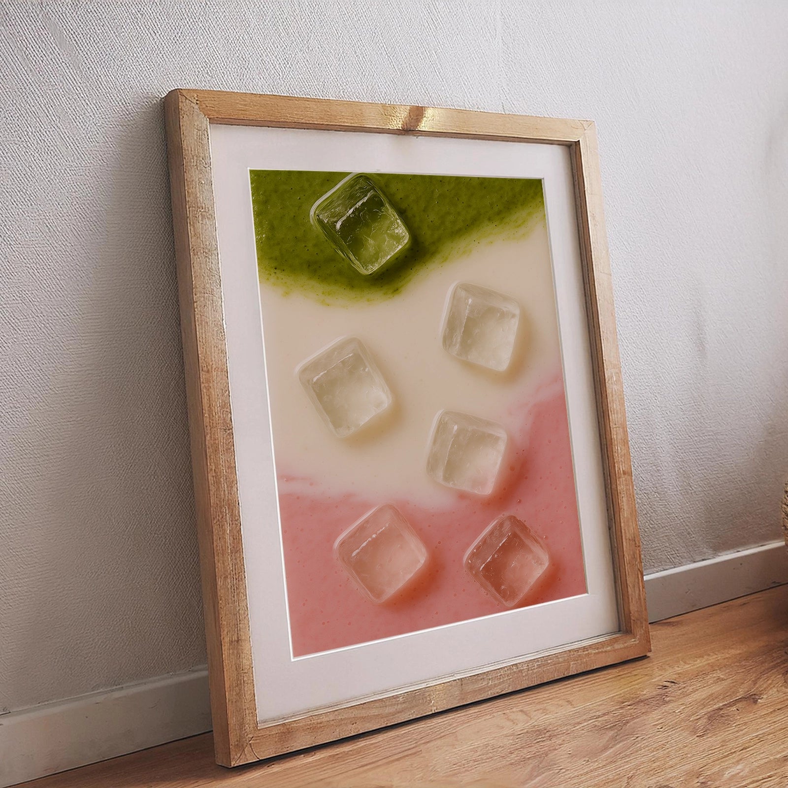 Modernes Matcha Rose Poster mit Milch und Eiswürfeln in grün-weiß-rosafarbenem Farbverlauf, eingerahmtes Wandbild im Holzrahmen – abstraktes Food Poster für Küche und Esszimmer.