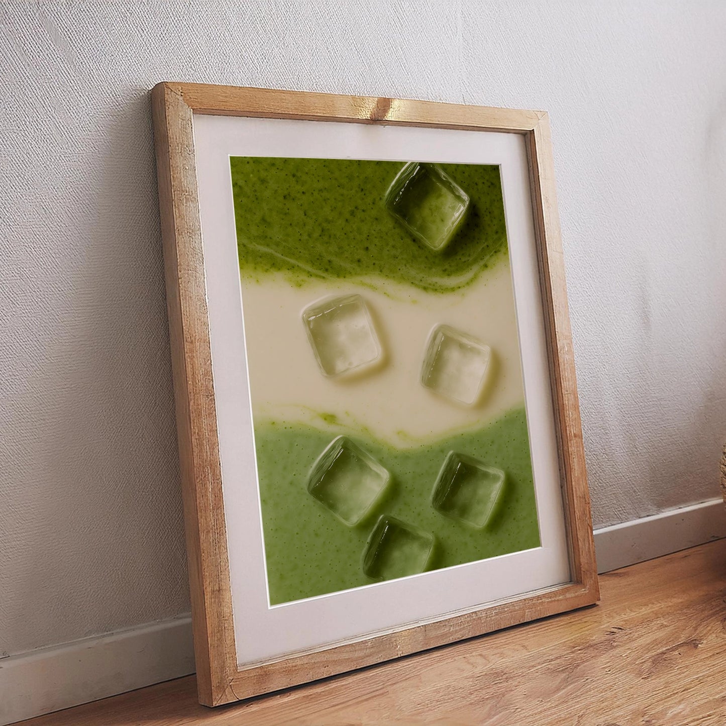 Modernes Mint Matcha Poster mit Milch und Eiswürfeln in grün-weiß-mintfarbenem Farbverlauf, eingerahmtes Wandbild im Holzrahmen – abstraktes Food Poster für Küche und Esszimmer.