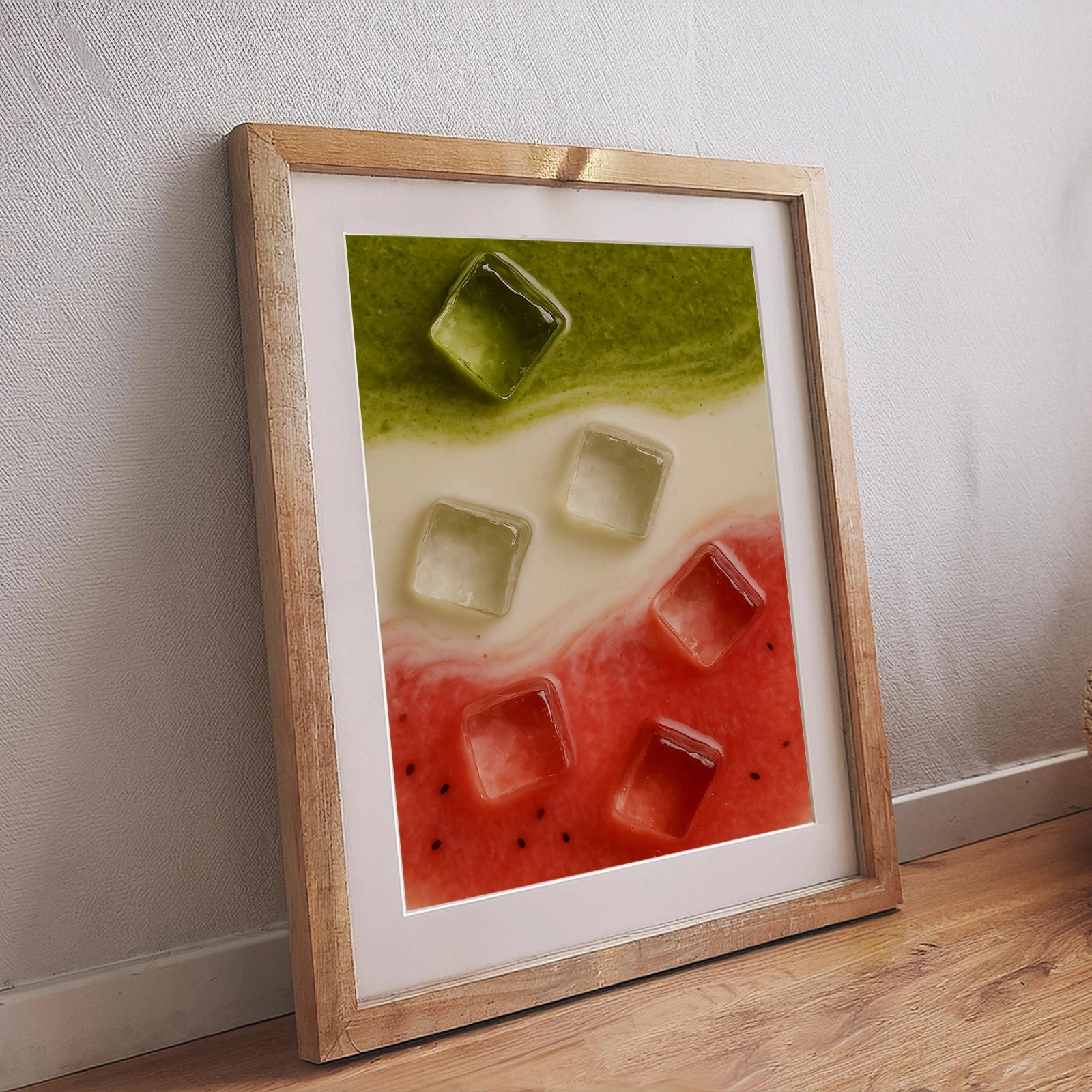 Modernes Watermelon Matcha Poster mit Milch und Eiswürfeln in grün-weiß-rotem Farbverlauf, eingerahmtes Wandbild im Holzrahmen – abstraktes Food Poster für Küche und Esszimmer.