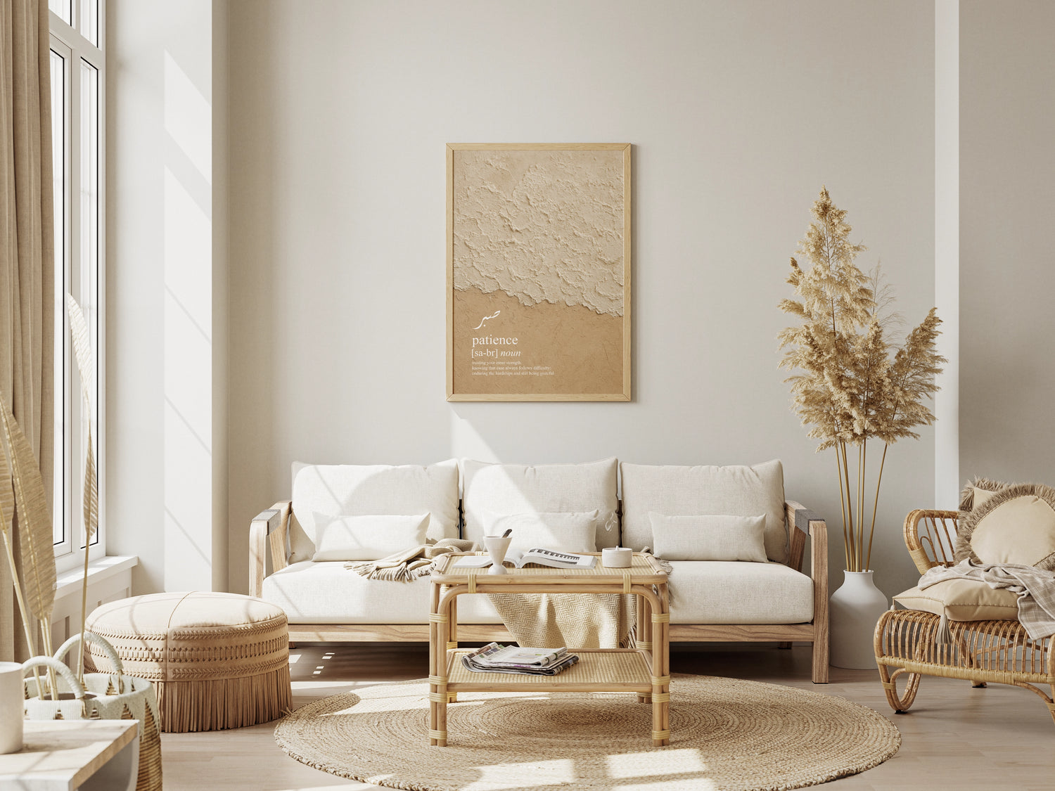 Sabr Poster mit beiger Struktur und Definition, stilvoll über hellem Sofa im modernen Wohnzimmer mit Naturdeko aufgehängt