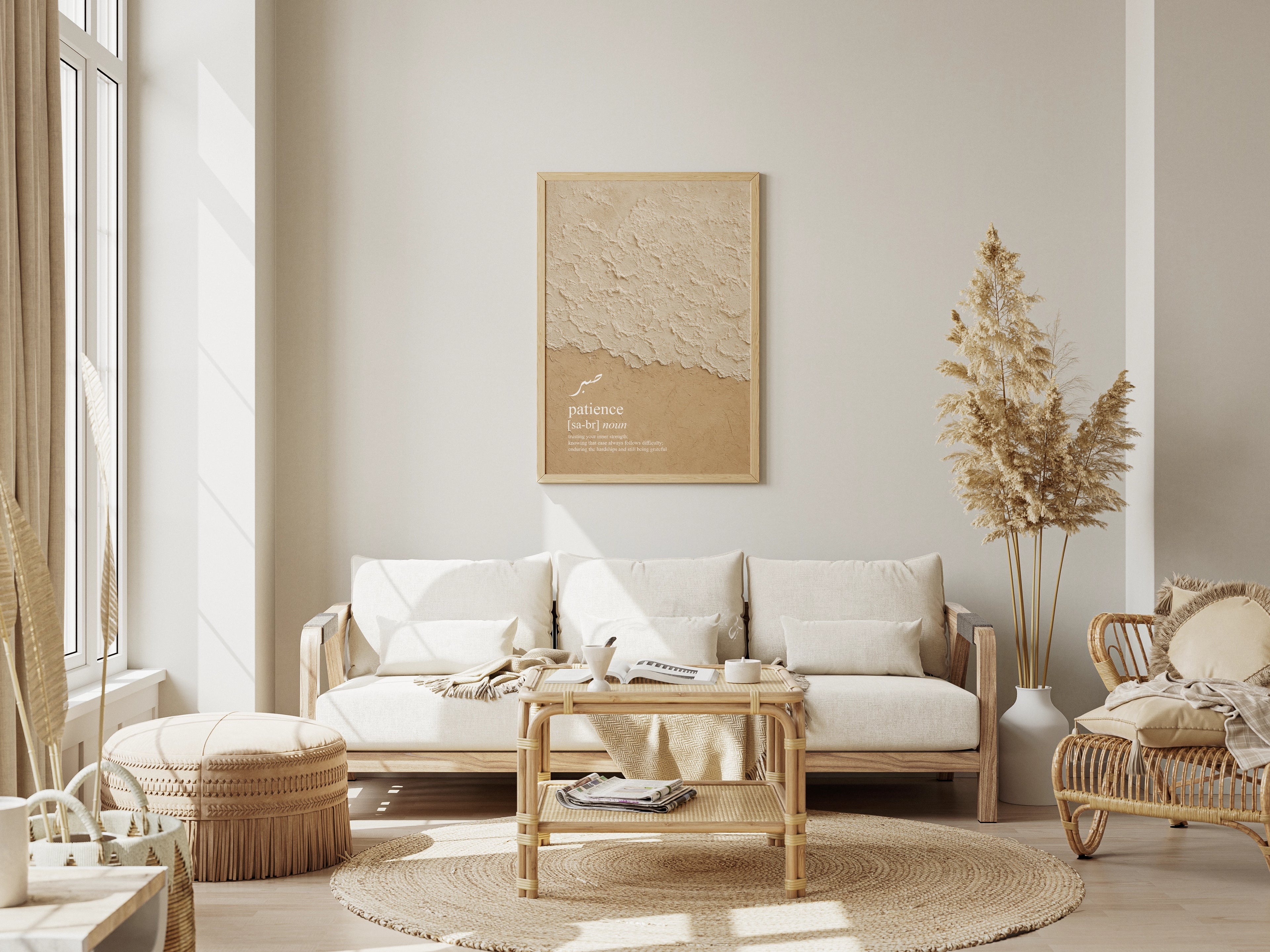 Sabr Poster mit beiger Struktur und Definition, stilvoll über hellem Sofa im modernen Wohnzimmer mit Naturdeko aufgehängt
