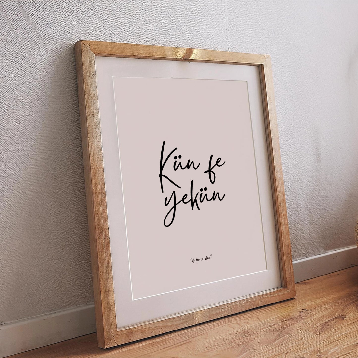 Islamisches Poster mit „Kuen fe yekuen“ – türkisch-arabischer Schriftzug über die Schöpfung durch Allah