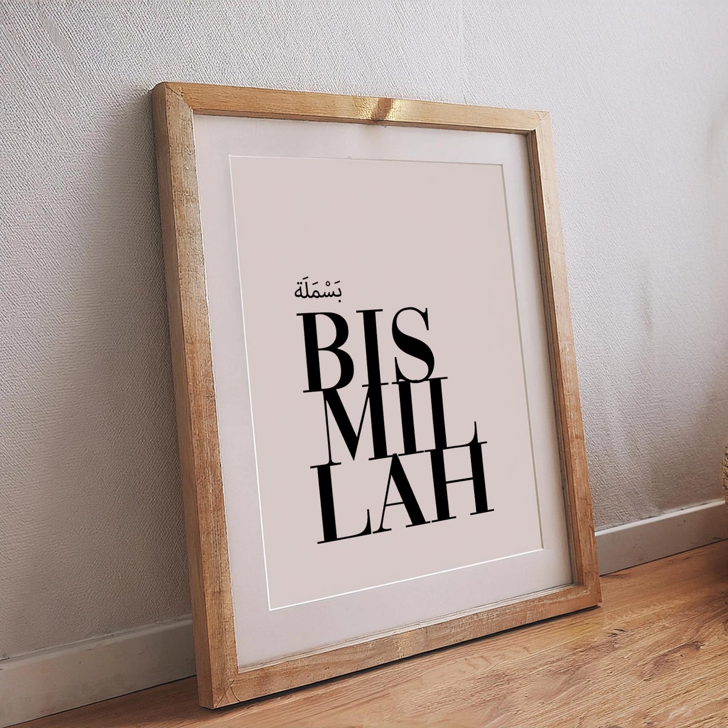 Islamisches Poster mit arabischem Schriftzug „Bismillah“, minimalistisch und spirituell gestaltet