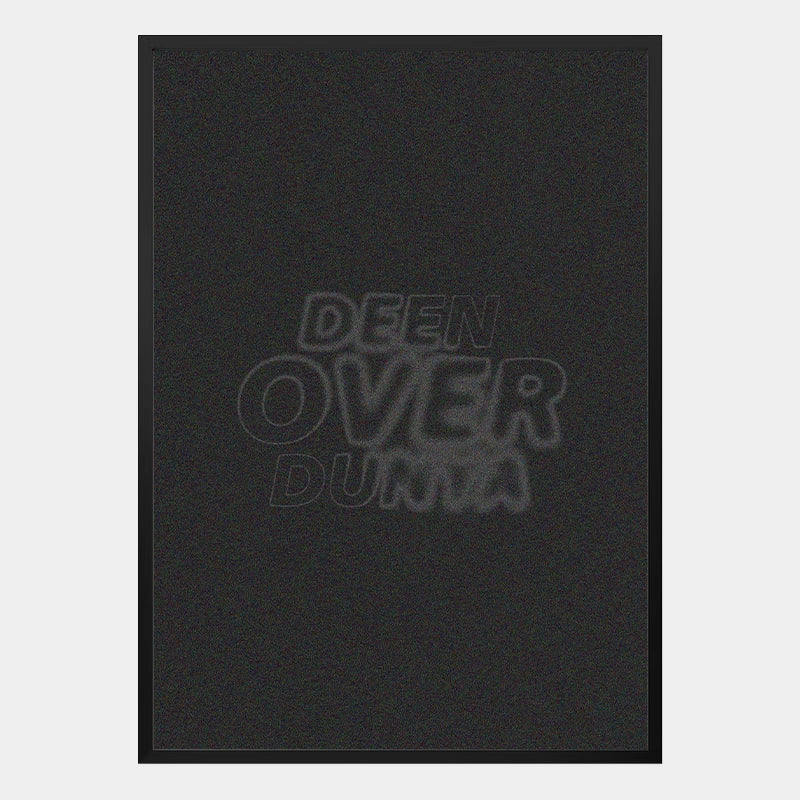 Islamisches Poster mit minimalistischem Design und dem Schriftzug „Deen over Dunya“ auf schwarzem Hintergrund