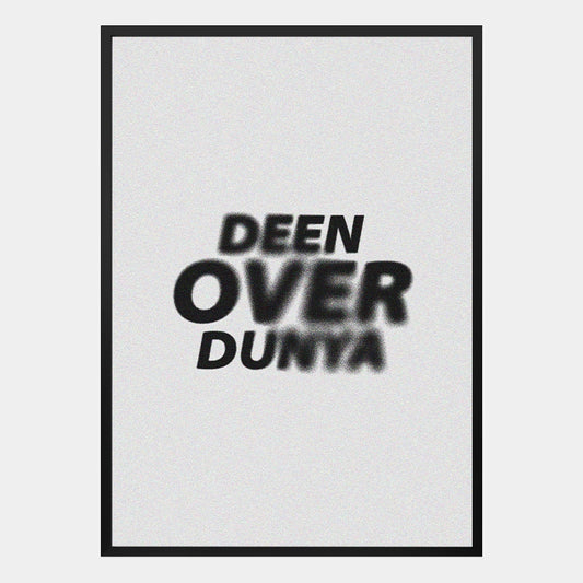 Islamisches Poster mit minimalistischem Design und dem Schriftzug „Deen over Dunya“ auf weißem Hintergrund