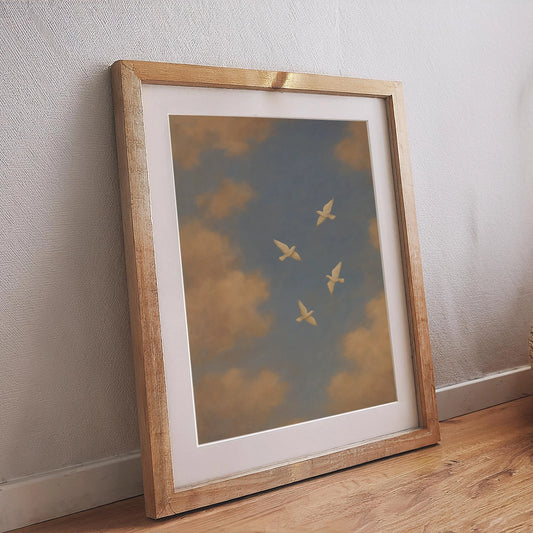 Minimalistisches Poster mit fliegenden Vögeln vor pastellfarbenem Himmel, dekoratives Kunstdruckmotiv für ruhige Raumgestaltung
