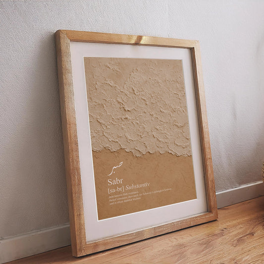 Modernes Sabr Wandposter mit sandfarbener Texturfläche, Kalligrafie und inspirierendem Zitat über innere Stärke und Dankbarkeit