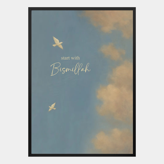Bismillah Poster mit Schriftzug start with Bismillah, blauem Himmel, warmen Wolken und zwei fliegenden Tauben, islamisches Wandbild