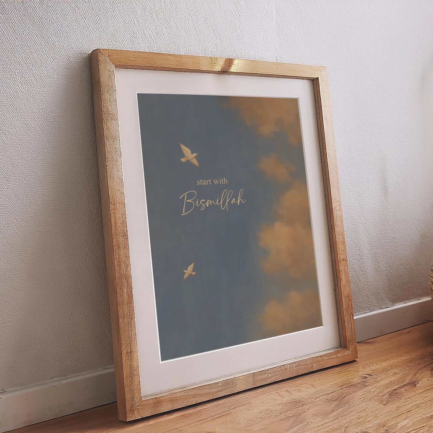 Modernes Bismillah Wandposter mit Kalligrafie, weissen Vögeln vor Wolkenhimmel, spirituelle Dekoration für Wohnzimmer