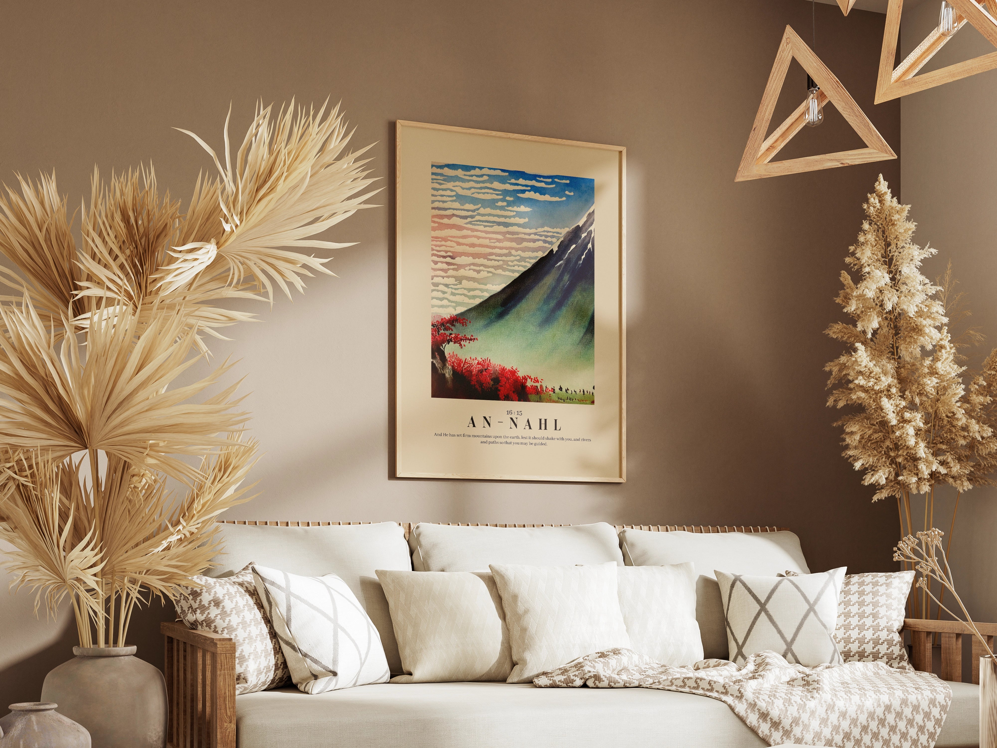 Japan Poster mit farbigem Bergmotiv im Holzrahmen, stilvoll dekoriert über Sofa im modernen Wohnzimmer mit Naturakzenten