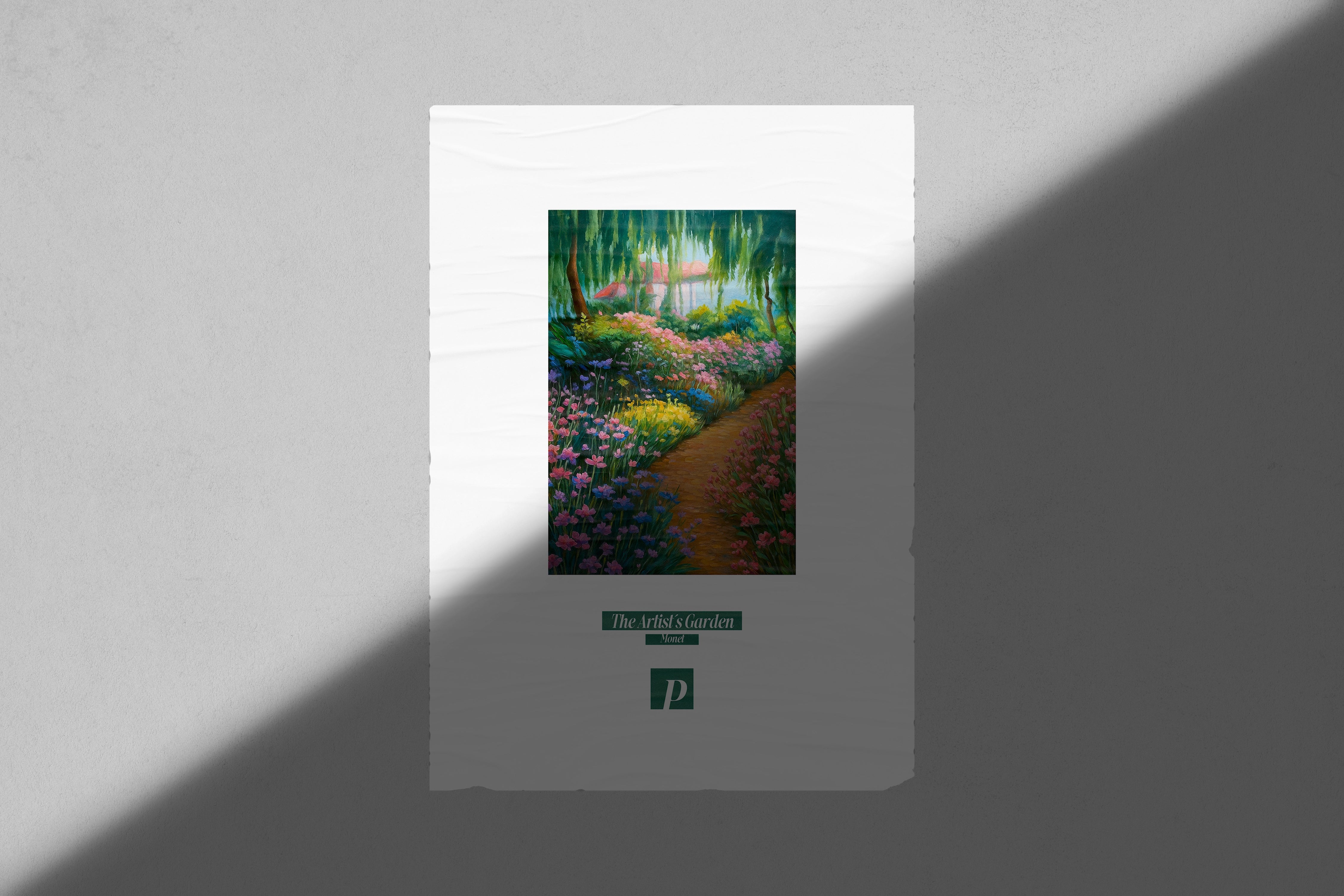 Garten Poster mit farbenfrohem Blumenweg, Waldlandschaft und Haus im Hintergrund, Kunstdruck auf weissem Papier vor grauer Wand