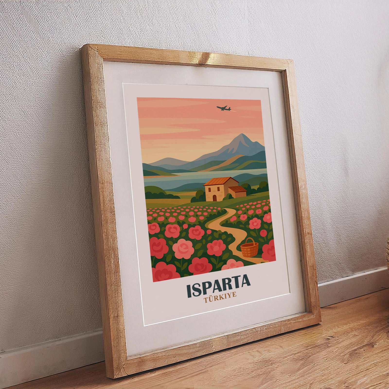 Isparta Wandposter Türkei mit Rosenernte, ländlichem Haus, Pfad durch rosa Blüten und malerischer Landschaft vor Bergkulisse, stilvoller Kunstdruck