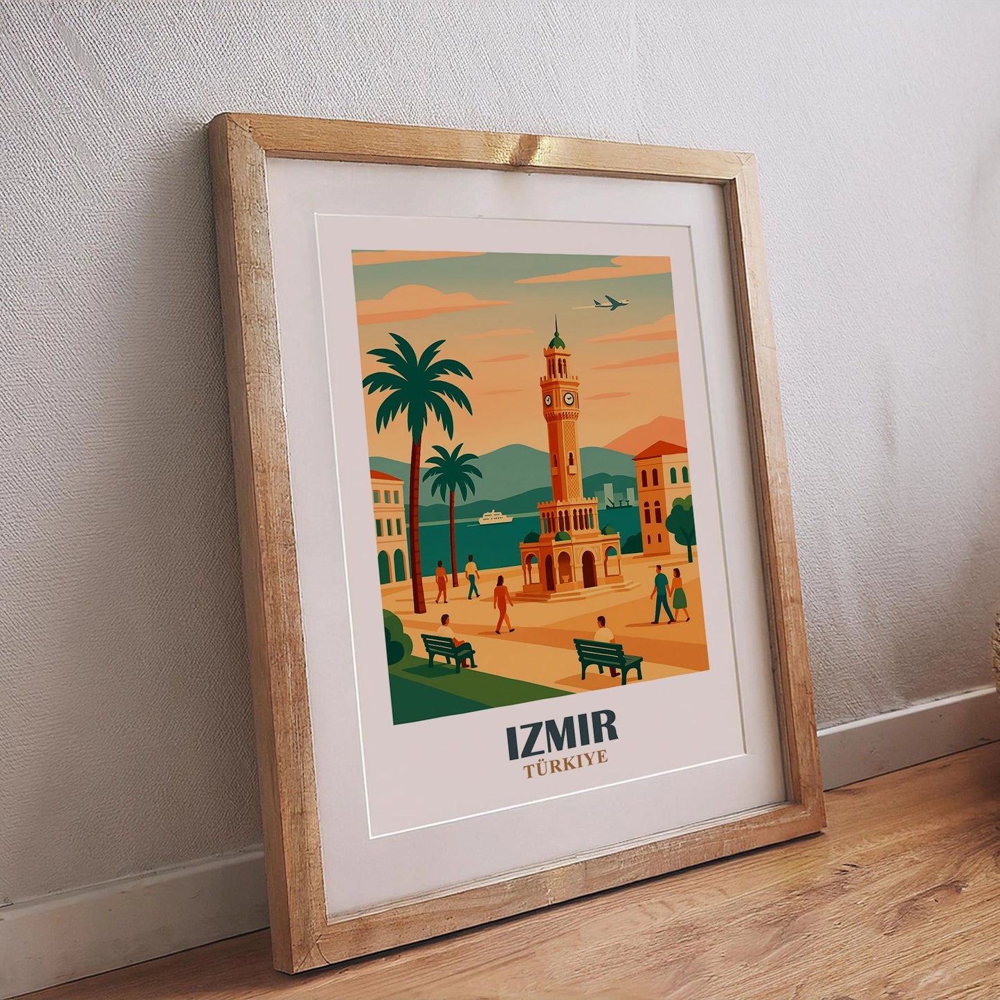 Izmir Poster mit historischem Uhrturm, Palmen, Spaziergängern, Meeresblick und Bergen im Sonnenuntergang, stilvolles Wandbild Türkei