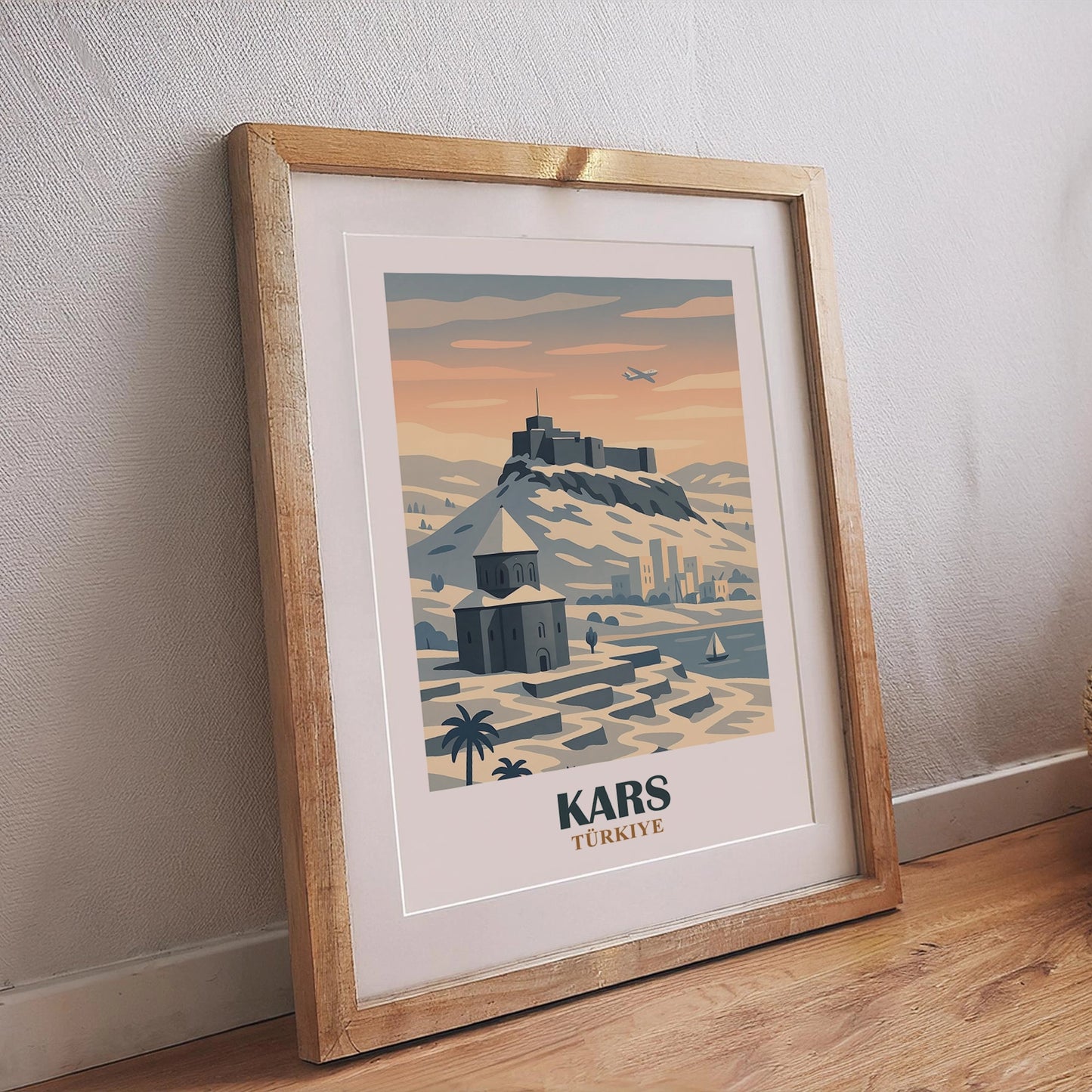 Kars Wandposter Türkei mit Burg auf Hügel, historischer Rundkirche, verschneiten Häusern und Flussufer im Abendlicht, stilvoller Kunstdruck