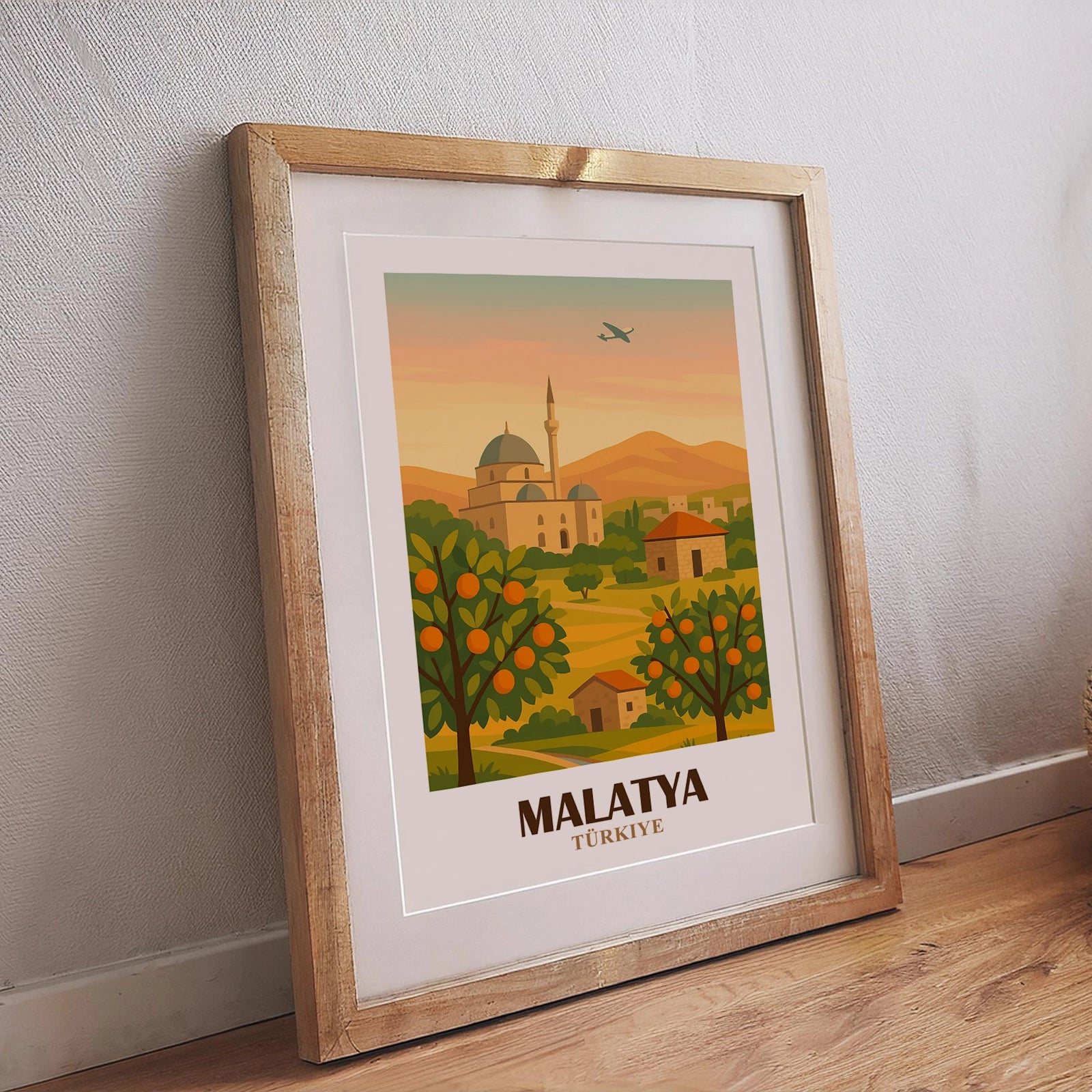 Malatya Wandposter Türkei mit Obstgärten, historischem Minarett, ländlichen Häusern und sanften Hügeln im Sonnenuntergang, stilvoller Kunstdruck fürs Zuhause
