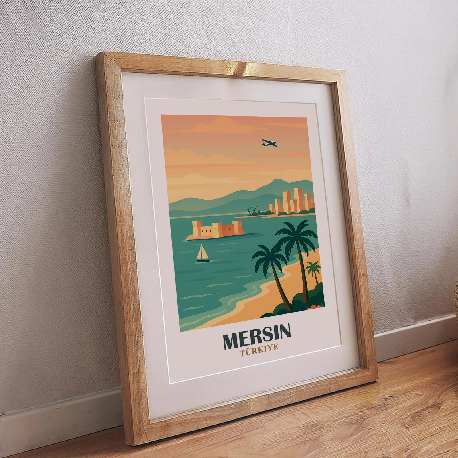 Mersin Wandposter mit idyllischer türkischer Mittelmeerküste, Palmenstrand, Kızkalesi Burg, Segelboot, Skyline und Flugzeug vor Bergen, stilisiertes Reisebild Türkei
