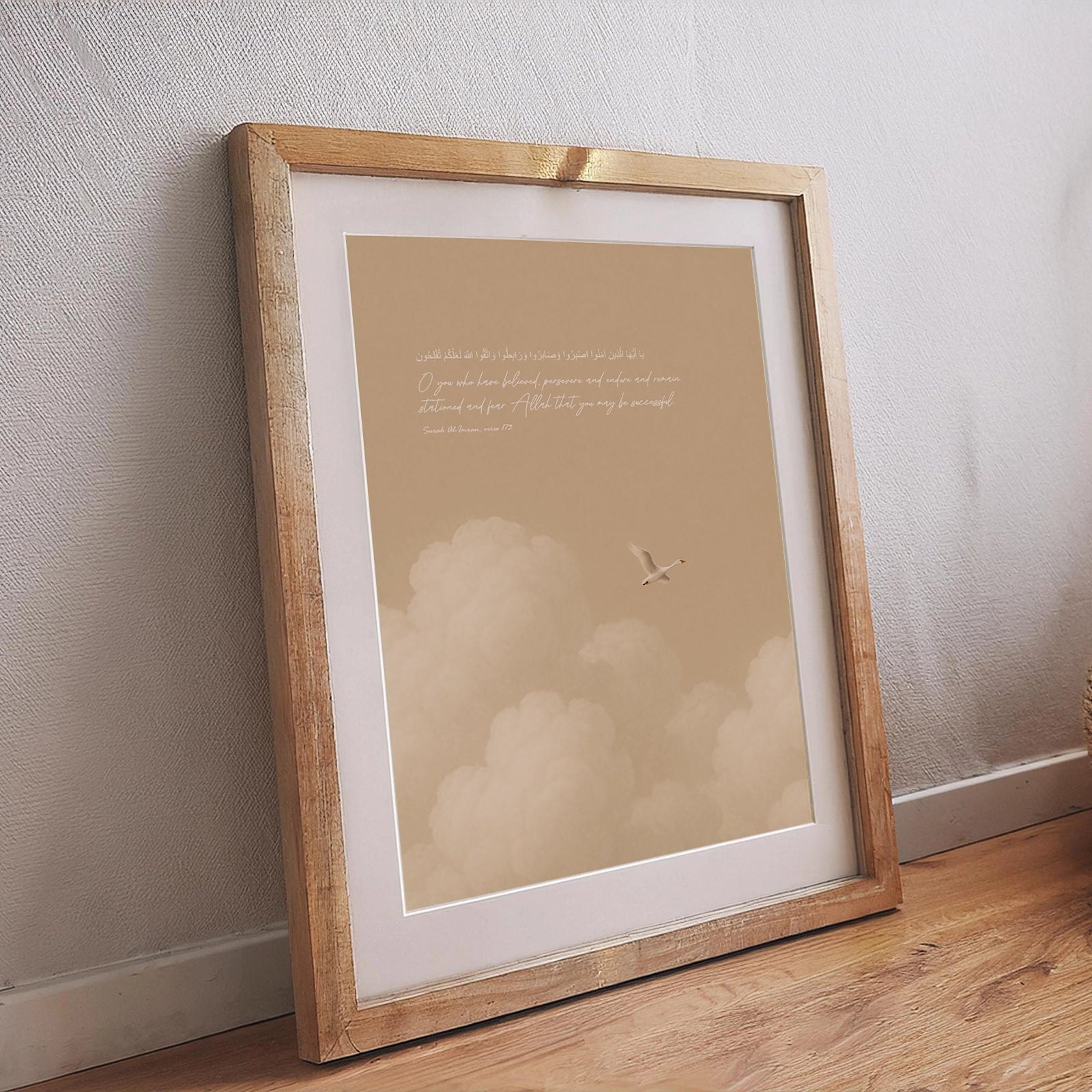 Islamisches Poster mit Koranvers in Arabisch und Englisch, beiger Hintergrund mit Wolken und fliegender Möwe, eingerahmtes Wandbild im Holzrahmen – spirituelle muslimische Wanddeko.