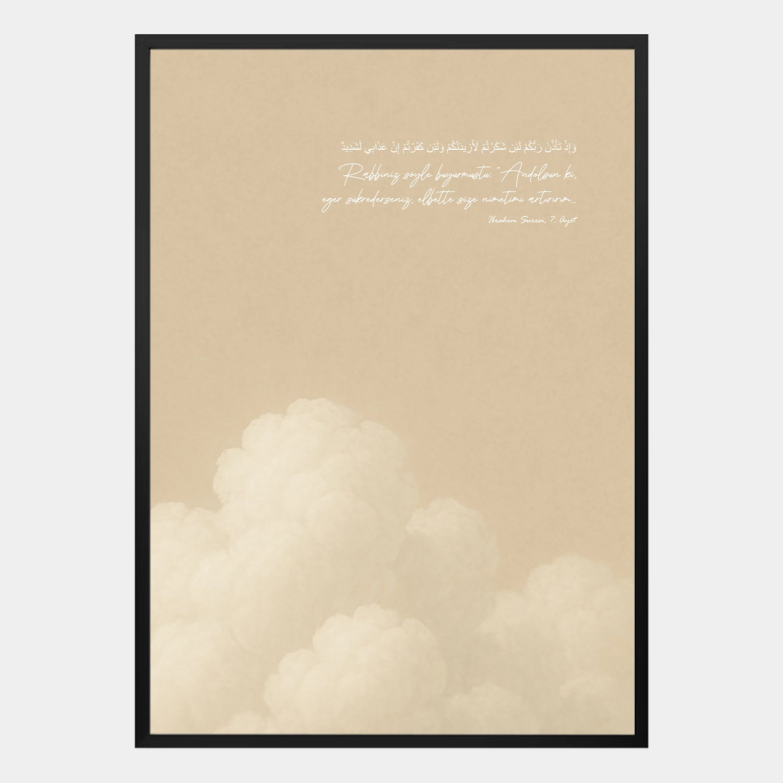 Islamisches Poster mit Koranvers in Arabisch und Türkisch, beiger Hintergrund mit Wolkenmotiv, minimalistisches Wandbild im schwarzen Rahmen – moderne muslimische Wanddeko.