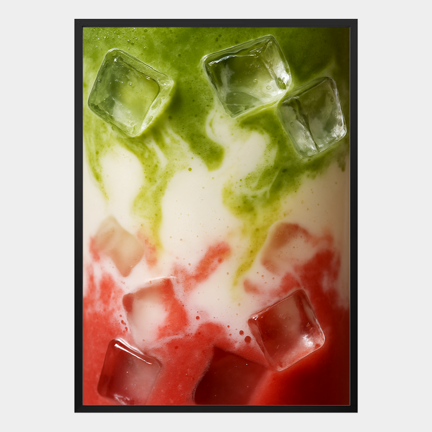 Modernes Poster mit Matcha, Erdbeere und Milch, abstraktes Food-Wandbild mit Eiswürfeln im schwarzen Rahmen – Küchenposter für trendige Drink-Liebhaber.