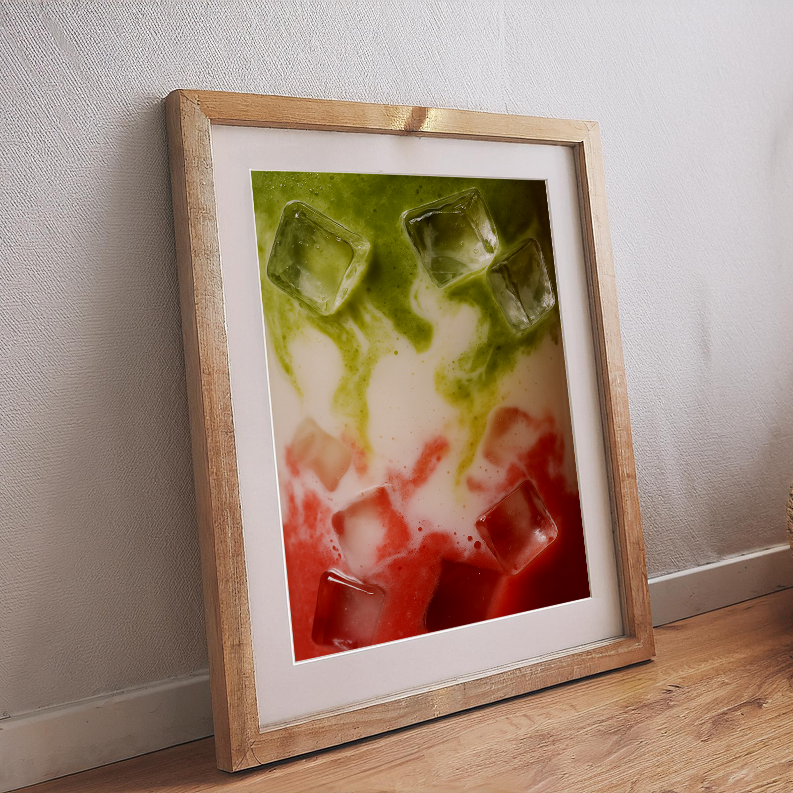 Poster mit abstrakter Illustration von Matcha, Erdbeere und Milch mit Eiswürfeln – modernes Wandbild in Holzrahmen, dekoratives Küchen-Poster für Food- und Drink-Liebhaber.