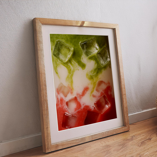 Poster mit abstrakter Illustration von Matcha, Erdbeere und Milch mit Eiswürfeln – modernes Wandbild in Holzrahmen, dekoratives Küchen-Poster für Food- und Drink-Liebhaber.