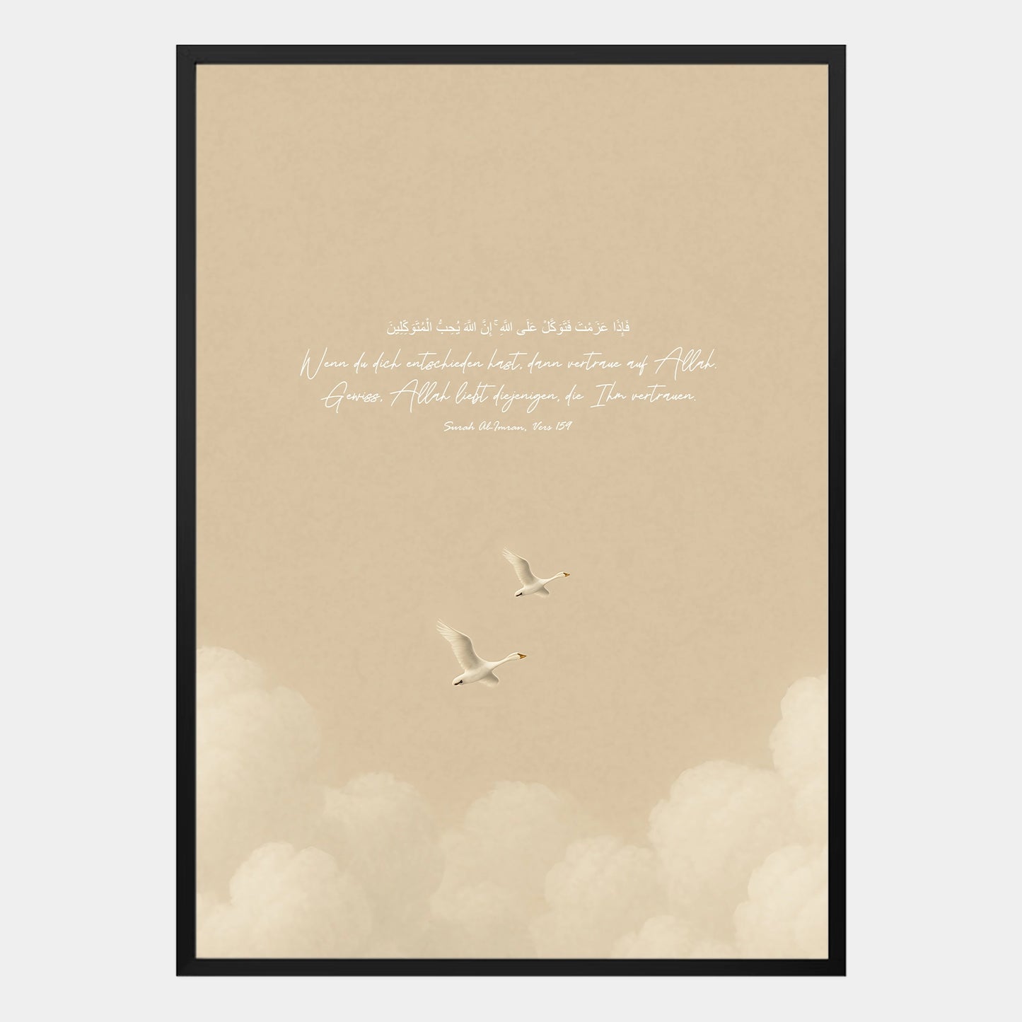 Islamisches Poster mit Koranvers in Arabisch und Deutsch, beiger Hintergrund mit Wolken und zwei fliegenden Schwänen, minimalistisches Wandbild im schwarzen Rahmen – spirituelle muslimische Wanddeko.