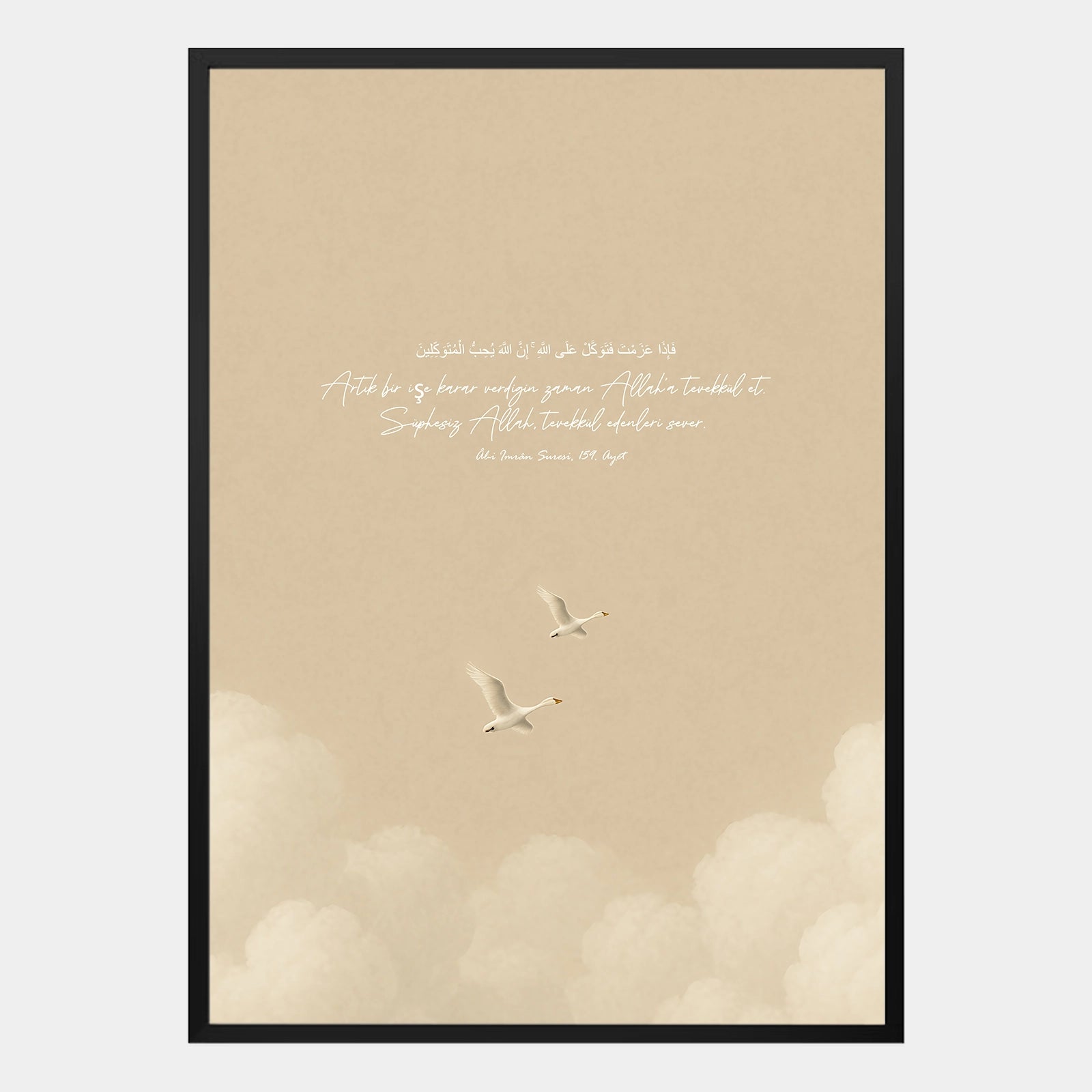 Islamisches Poster mit Koranvers in Arabisch und Türkisch, beiger Hintergrund mit Wolken und zwei fliegenden Schwänen, minimalistisches Wandbild im schwarzen Rahmen – spirituelle muslimische Wanddeko.